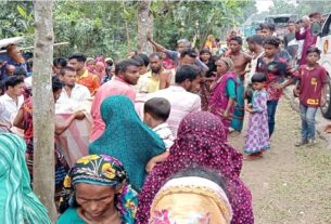 গৌরীপুরে মাছবাহী ট্রাকের চাপায় প্রাণ গেল চালকের; উত্তেজিত জনতার বিক্ষোভ — দৈনিক দুর্নীতির বার্তা Auto rickshaw driver killed in truck accident in Mymensingh road blockade protest — Dainik Durnitir Barta —— dainikdurniti.com —