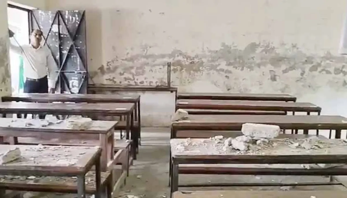 পাঠদানের সময় ভিম ধসে আতঙ্ক; ঝুঁকিপূর্ণ ভবন নিয়ে আগে থেকেই ছিল অভিযোগ — দৈনিক দুর্নীতির বার্তা School ceiling collapse injures students in Lakshmipur risky building concern raised — Dainik Durnitir Barta —— dainikdurniti.com —