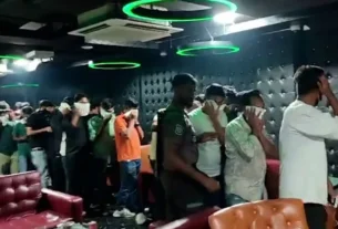 অবৈধ কার্যক্রমের অভিযোগে পুলিশের অভিযান, লাইসেন্স যাচাই শেষে আটক — দৈনিক দুর্নীতির বার্তা Uttara bar raid police detained Bangladesh crime news — Dainik Durnitir Barta —— dainikdurniti.com —