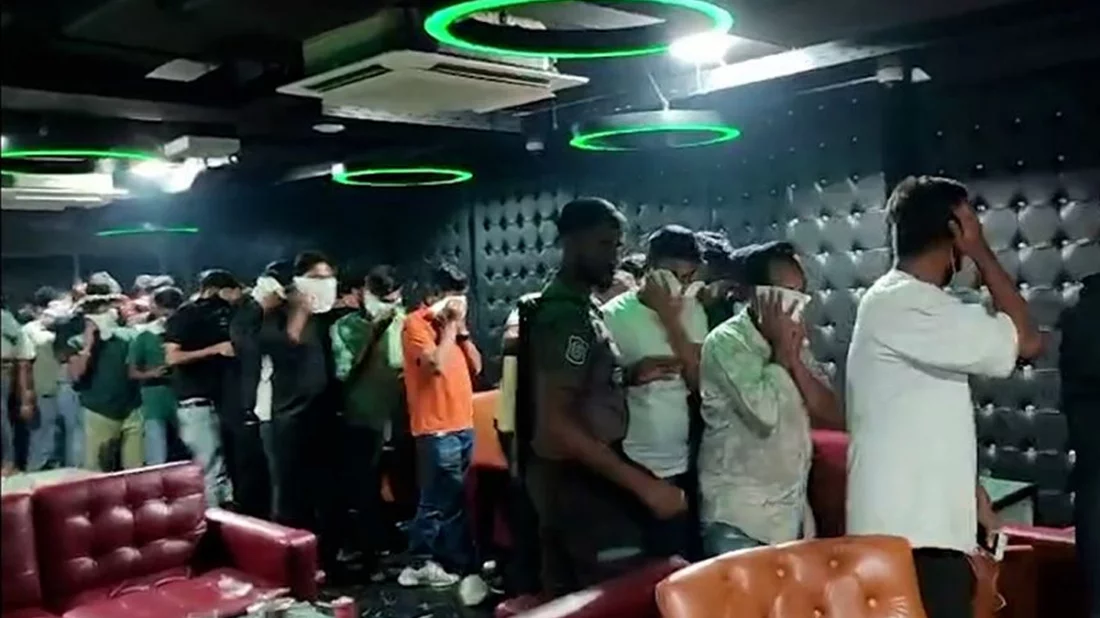 অবৈধ কার্যক্রমের অভিযোগে পুলিশের অভিযান, লাইসেন্স যাচাই শেষে আটক — দৈনিক দুর্নীতির বার্তা Uttara bar raid police detained Bangladesh crime news — Dainik Durnitir Barta —— dainikdurniti.com —