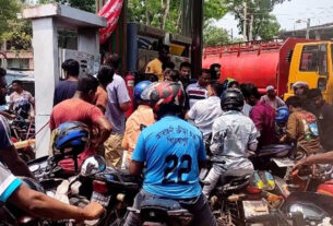 একবার জ্বালানি নিলে ৯৬ ঘণ্টা নিষেধাজ্ঞা; প্রযুক্তিনির্ভর নতুন উদ্যোগ — দৈনিক দুর্নীতির বার্তা Smart Fuel app launched in Pirojpur to control fuel distribution and reduce crowd — Dainik Durnitir Barta —— dainikdurniti.com —