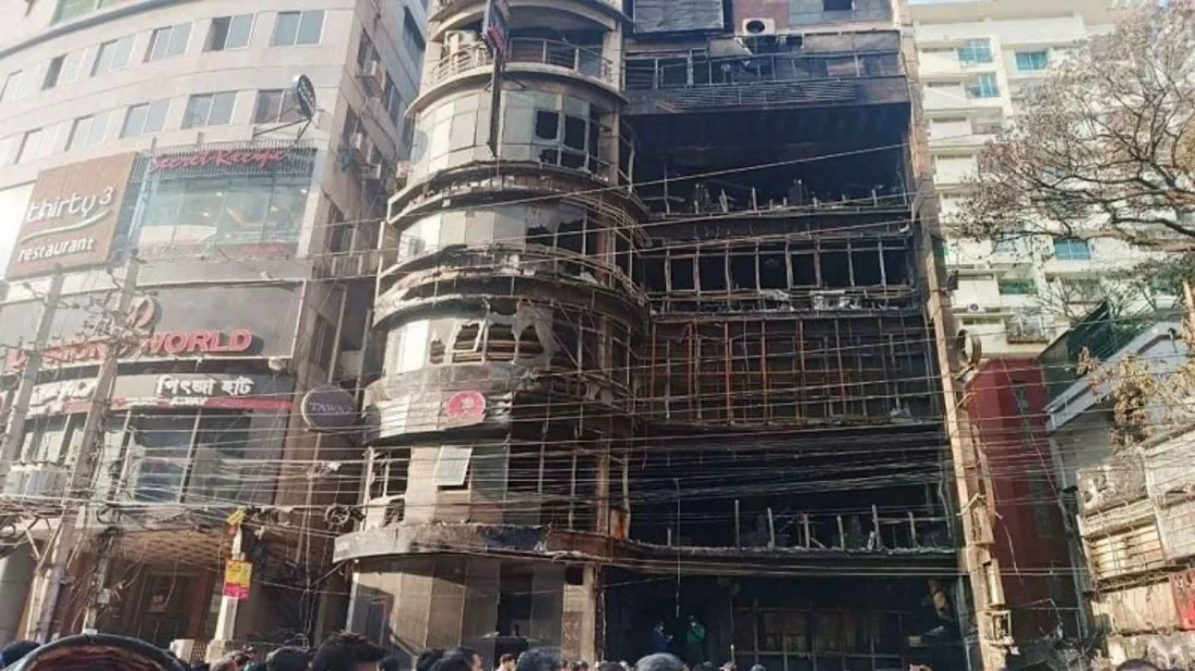 চারজনের অব্যাহতির সুপারিশ; একাধিক ধারায় অপরাধের প্রমাণ — দৈনিক দুর্নীতির বার্তা CID submits charge sheet against 22 in Bailey Road fire case recommends acquittal for four — Dainik Durnitir Barta —— dainikdurniti.com —