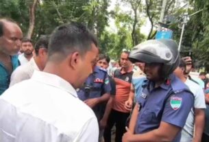 চুয়াডাঙ্গায় দায়িত্বরত পুলিশ সদস্যকে জরিমানা ঘিরে আলোচনা — দৈনিক দুর্নীতির বার্তা Police fined while collecting fuel despite emergency duty sparks debate in Chuadanga — Dainik Durnitir Barta —— dainikdurniti.com —