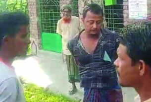 ঝিনাইদহে ঘটনার ভিডিও ভাইরাল; ভুক্তভোগী হাসপাতালে — দৈনিক দুর্নীতির বার্তা Sick van driver beaten after being tied to tree on suspicion incident sparks outrage — Dainik Durnitir Barta —— dainikdurniti.com —