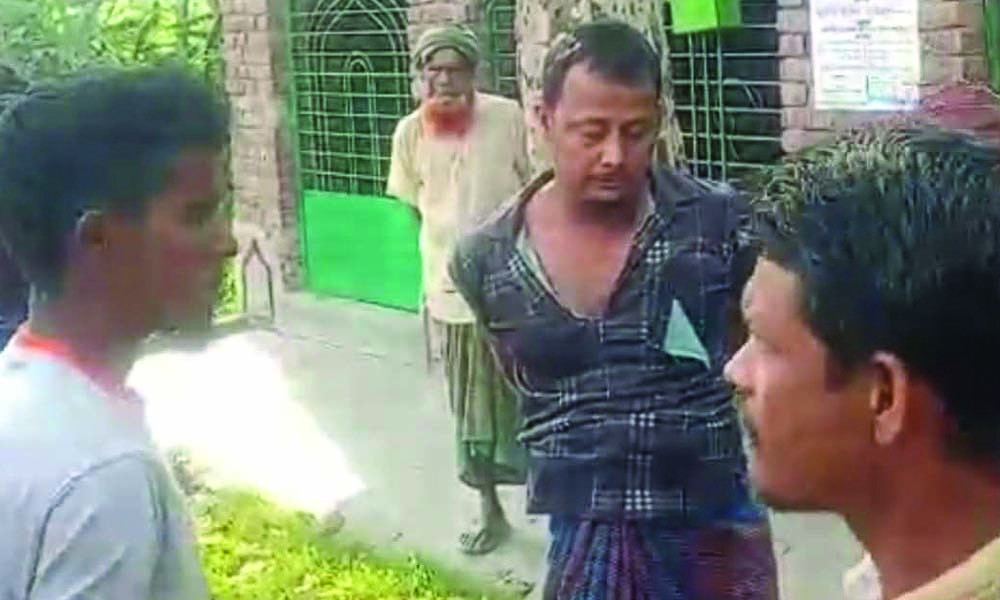 ঝিনাইদহে ঘটনার ভিডিও ভাইরাল; ভুক্তভোগী হাসপাতালে — দৈনিক দুর্নীতির বার্তা Sick van driver beaten after being tied to tree on suspicion incident sparks outrage — Dainik Durnitir Barta —— dainikdurniti.com —