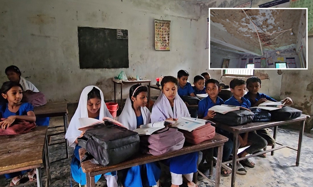 পরিত্যক্ত ঘোষণার পরও ক্লাস চলছে, ফাটল ধরা দেয়াল ও ভাঙা ছাদে আতঙ্কে শিক্ষার্থী-অভিভাবক — দৈনিক দুর্নীতির বার্তা Cumilla school risk building crack danger education crisis Bangladesh — Dainik Durnitir Barta —— dainikdurniti.com —