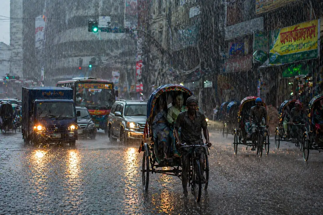 বজ্রসহ দমকা হাওয়ার পূর্বাভাস, কিছু এলাকায় তাপমাত্রা কমতে পারে — দৈনিক দুর্নীতির বার্তা Weather update Bangladesh storm rain forecast Dhaka thunder warning — Dainik Durnitir Barta —— dainikdurniti.com —