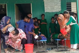 বিদ্যুৎ সংযোগ না থাকায় তীব্র গরমে ক্লাসে অসুস্থ ৬ জন — দ্রুত ব্যবস্থা নেওয়ার আশ্বাস প্রশাসনের — দৈনিক দুর্নীতির বার্তা Shariatpur school electricity crisis heat illness news — Dainik Durnitir Barta —— dainikdurniti.com —
