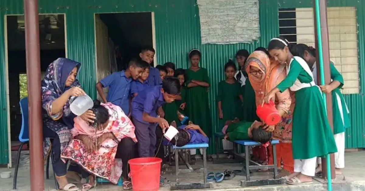 বিদ্যুৎ সংযোগ না থাকায় তীব্র গরমে ক্লাসে অসুস্থ ৬ জন — দ্রুত ব্যবস্থা নেওয়ার আশ্বাস প্রশাসনের — দৈনিক দুর্নীতির বার্তা Shariatpur school electricity crisis heat illness news — Dainik Durnitir Barta —— dainikdurniti.com —