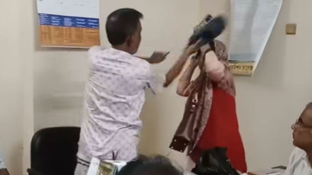 দুর্গাপুরে পরীক্ষার সময় ভাঙচুর ও শিক্ষক মারধরের অভিযোগ — দৈনিক দুর্নীতির বার্তা Rajshahi college attack teacher assaulted political clash Bangladesh news — Dainik Durnitir Barta —— dainikdurniti.com —