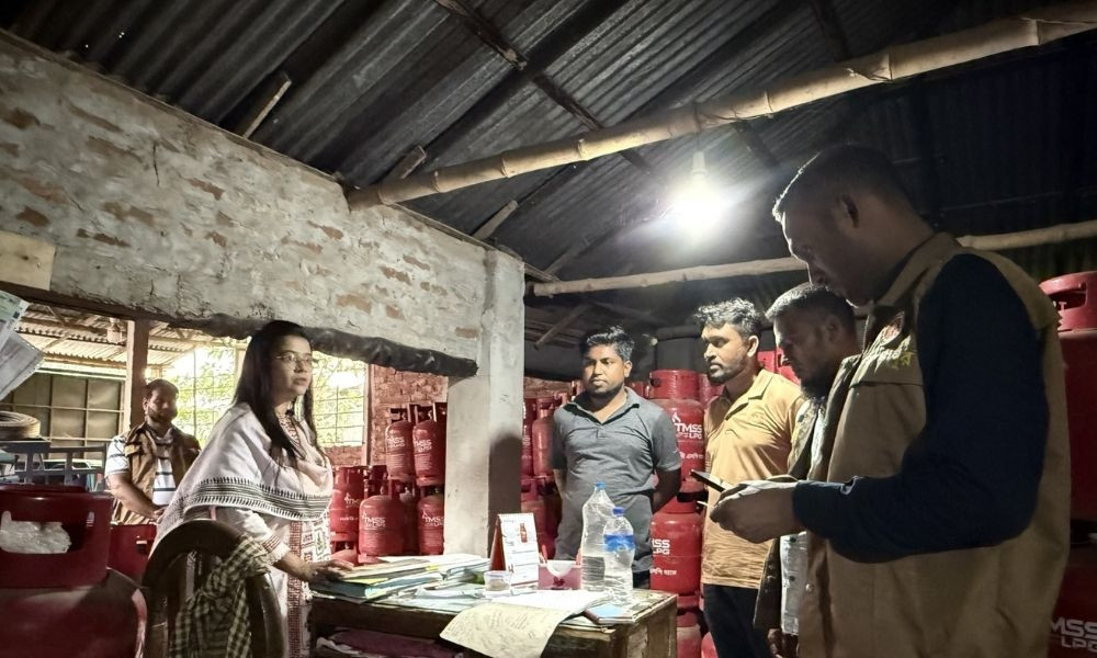 লাইসেন্স ছাড়াই বিপুল মজুদ; কৃত্রিম সংকট তৈরির অভিযোগে ভ্রাম্যমাণ আদালতের দণ্ড — দৈনিক দুর্নীতির বার্তা Gas cylinder hoarding fined in Kaliganj mobile court penalizes trader for illegal stockpiling — Dainik Durnitir Barta —— dainikdurniti.com —