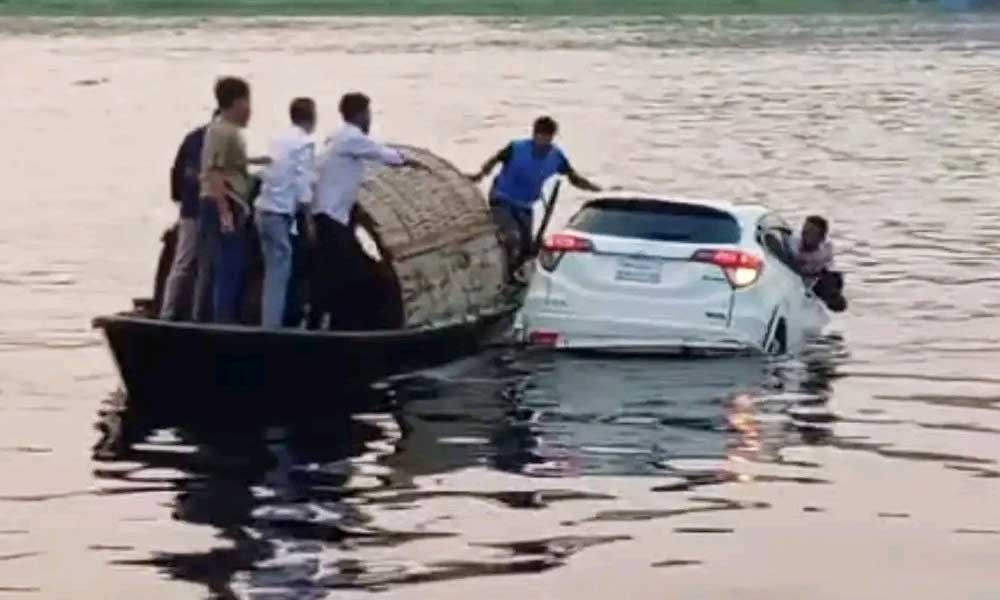 শীতলক্ষ্যায় পড়ে যাওয়ার পর চালককে জীবিত উদ্ধার — দৈনিক দুর্নীতির বার্তা Private car falls into river from ferry in Narayanganj driver rescued alive — Dainik Durnitir Barta —— dainikdurniti.com —