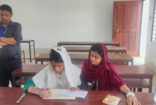 চাচার হামলার পর শ্রুতিলেখকের সহায়তায় পরীক্ষা দিচ্ছে পিরোজপুরের শিক্ষার্থী — দৈনিক দুর্নীতির বার্তা Pirojpur SSC student injured exam writer support Bangladesh news — Dainik Durnitir Barta —— dainikdurniti.com —