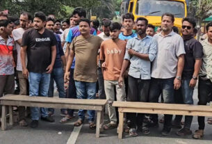 ২৪ ঘণ্টা বিদ্যুৎহীনতায় ক্ষুব্ধ গ্রাহক; অবরোধে স্থবির সড়ক — দৈনিক দুর্নীতির বার্তা Road blockade in Panchagarh over power outage causes hours of public suffering — Dainik Durnitir Barta —— dainikdurniti.com —