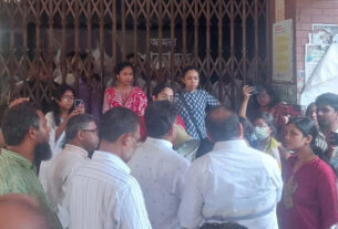 জাবিতে আন্দোলন স্থগিত করে তালা খুলছেন শিক্ষার্থীরা