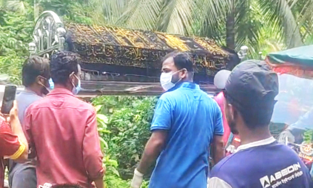 সন্দ্বীপে কবর থেকে মরদেহ উত্তোলনের ঘটনায় স্থানীয়দের ভিড়