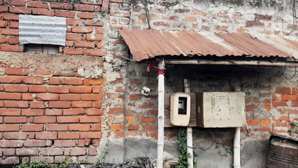 রেলের জমিতে অবৈধ দোকানে বিদ্যুৎ সংযোগ