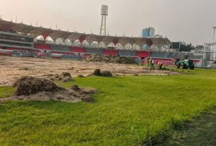জাতীয় স্টেডিয়ামের মাঠের ঘাস সংস্কার কাজ চলছে