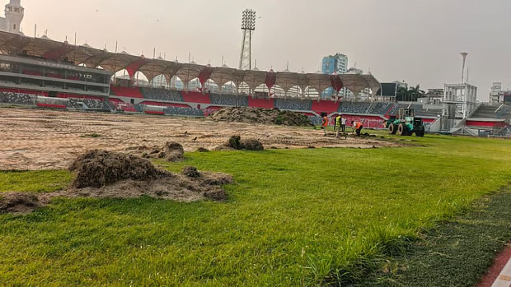 জাতীয় স্টেডিয়ামের মাঠের ঘাস সংস্কার কাজ চলছে