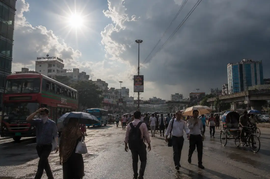 আজকের আবহাওয়ায় তীব্র গরম ও বৃষ্টির আভাস