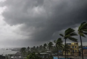 বজ্রপাত ও দমকা হাওয়ার সতর্কতা, কিছু এলাকায় জলাবদ্ধতার শঙ্কা — দৈনিক দুর্নীতির বার্তা Bangladesh weather forecast May 1-2 storm rain alert — Dainik Durnitir Barta —— dainikdurniti.com —