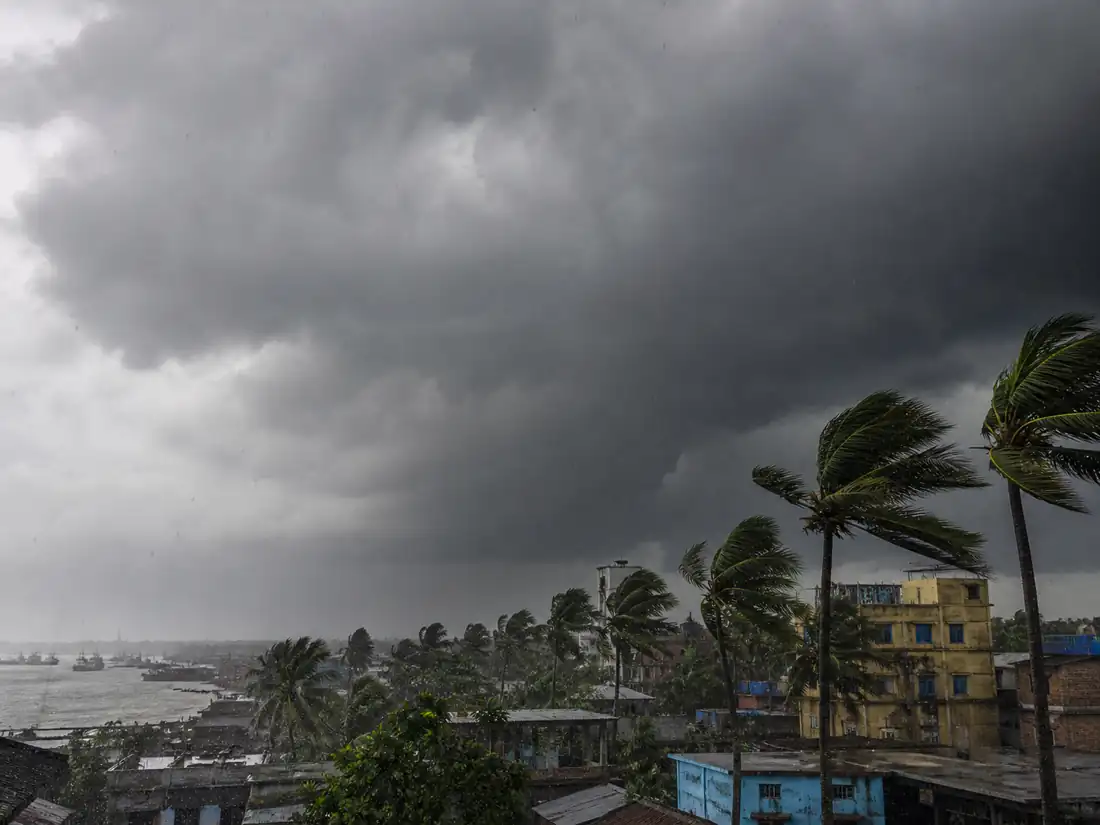 বজ্রপাত ও দমকা হাওয়ার সতর্কতা, কিছু এলাকায় জলাবদ্ধতার শঙ্কা — দৈনিক দুর্নীতির বার্তা Bangladesh weather forecast May 1-2 storm rain alert — Dainik Durnitir Barta —— dainikdurniti.com —