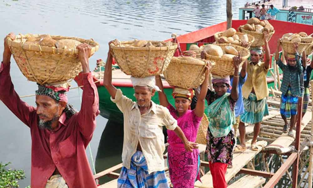মে দিবসে শ্রমিক অধিকার বাস্তবায়নে জোর, অভিজ্ঞতা থেকে বিশ্লেষণ সাবেক শ্রম সচিবের — দৈনিক দুর্নীতির বার্তা Labour rights Bangladesh May Day informal sector domestic workers opinion — Dainik Durnitir Barta —— dainikdurniti.com —